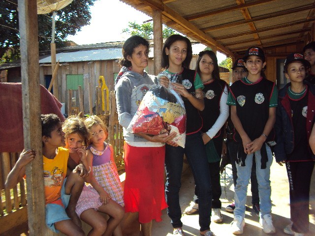 ALUNOS DE ESCOLA MUNICIPAL DÃO LIÇÃO DE CIDADANIA E SOLIDARIEDADE