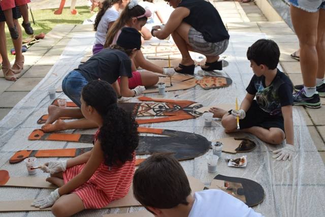 Veja fotos: crianças de Vilhena fazem pintura corporal em bonecos usando referência indígena