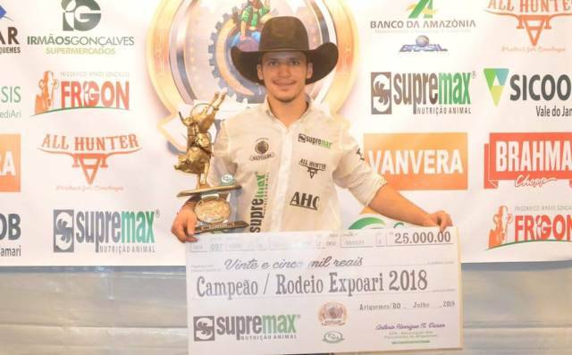 Peão de Cerejeiras que começou a montar aos 17 anos é tetracampeão do rodeio de Ariquemes este ano