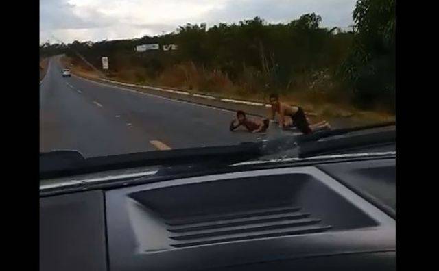 VÍDEO: garotos deitam na pista de rodovia em Vilhena e provocam motoristas; PRF vai investigar “brincadeira”