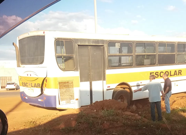 Ônibus “empaca” em buraco na avenida Rondônia, eterna dor de cabeça para sucessivos prefeitos em Vilhena