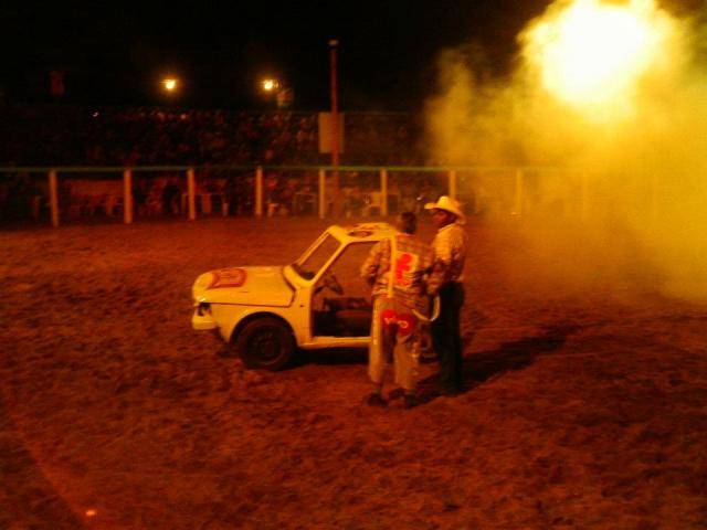 Em Corumbiara, palhaço-vereador volta às arenas com apresentação de “carro doido” em festa de rodeio
