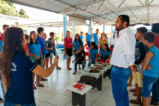 Alunos de escolas públicas Colorado do Oeste aprendem sobre solos através de projeto do IFRO