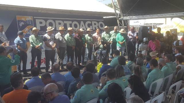 Em evento público, candidato a senador burla proibição imposta pela lei eleitoral e corre risco de ser denunciado
