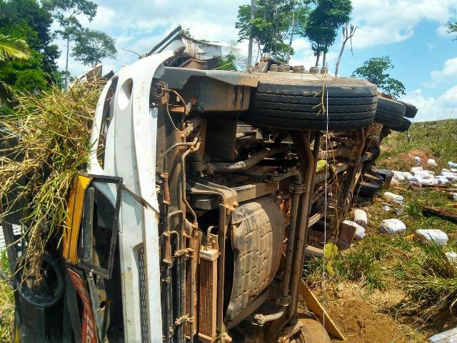 Caminhão tomba em rodovia que liga Vilhena a Colorado; Bombeiros recebem informação de que há um morto