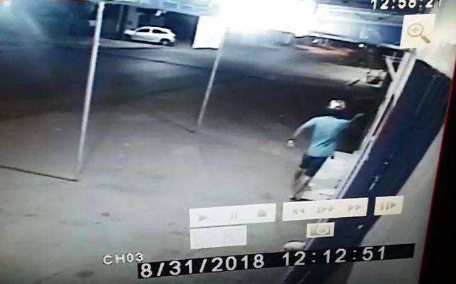 ASSISTA VÍDEO: homem armado assalta comerciante em Vilhena e ameaça matar testemunha