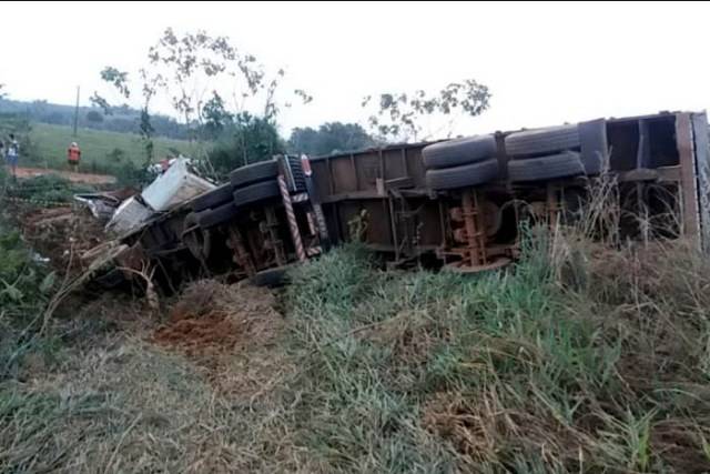 Carreta com placas de Vilhena tomba na BR 364; caminhoneiro fica ferido e filho de 18 anos morre no local