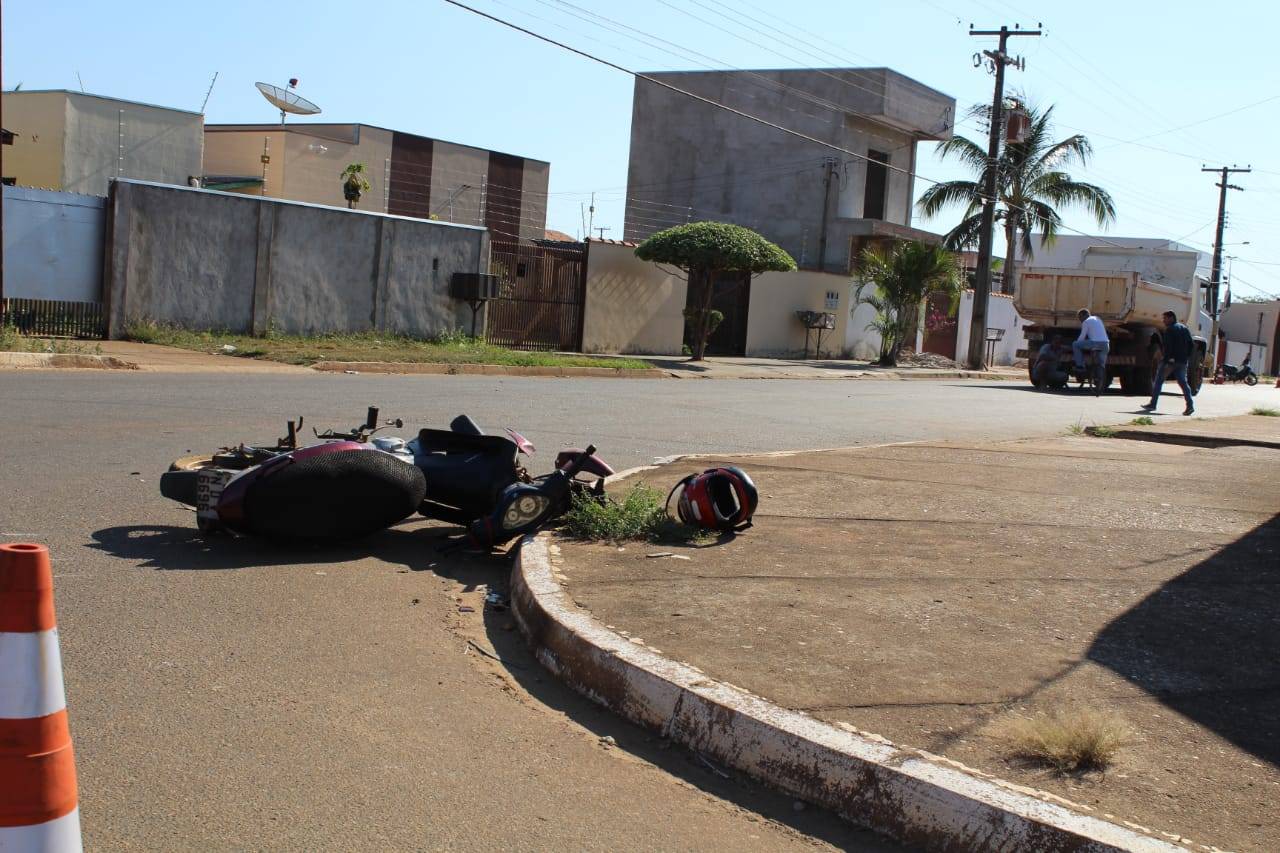 Vilhena: garoto de 17 anos é socorrido com suspeita de fraturas após bater moto em caminhão