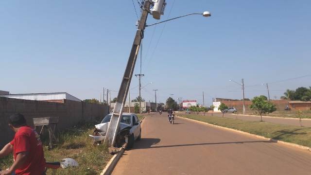 Vilhena: comerciário entorta poste após batida, abandona carro com tablets dentro e aparelhos são furtados