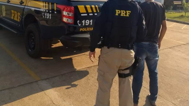 PRF apreende garoto de 17 anos que estava levando maconha de Vilhena para Colorado em táxi