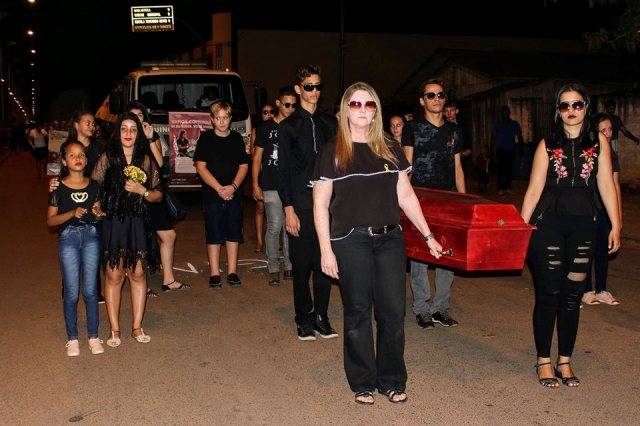 Com notas do Ideb e “caixão” na avenida, desfile cívico em Cerejeiras chama atenção para mortes no trânsito