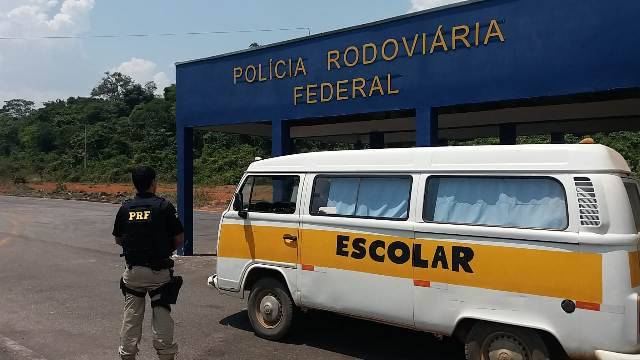 PRF fiscaliza transporte escolar em Vilhena e encontra van com 400 litros de combustível a bordo