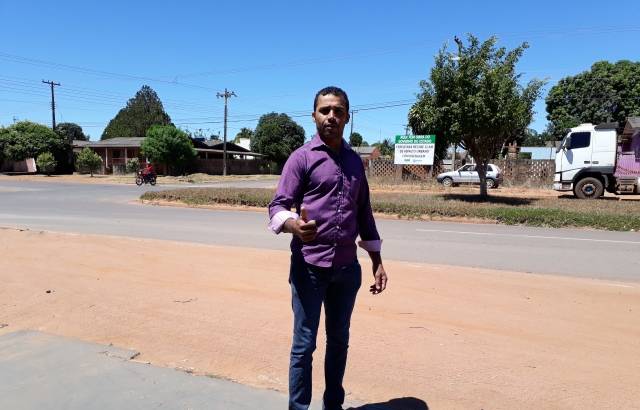Pilotando moto, podador de árvores de Cerejeiras faz campanha para deputado estadual em todo Cone Sul