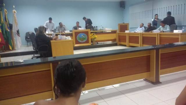 Sob vaias e protegidos por policiais, vereadores de Colorado do Oeste afinam e “recusam” auxílio-alimentação