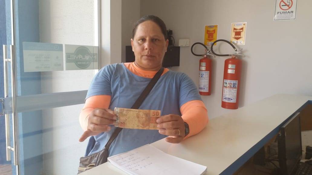 Covardia: vendedora de picolés perde um dia inteiro de trabalho ao receber nota falsa em Vilhena