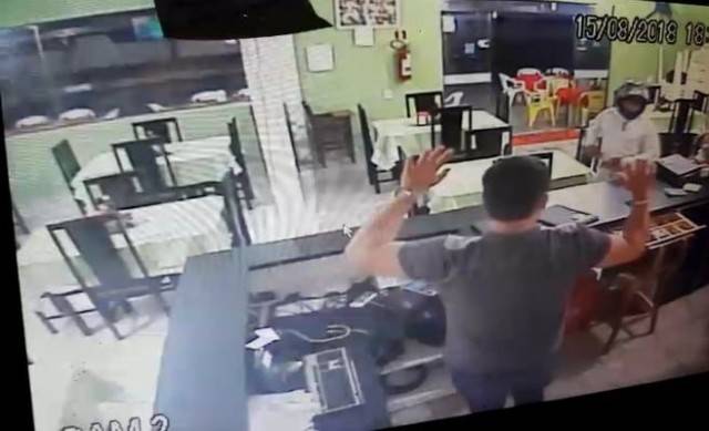 ASSISTA: vídeo que mostra homens armados assaltando pizzaria em Cerejeiras viraliza no Cone Sul