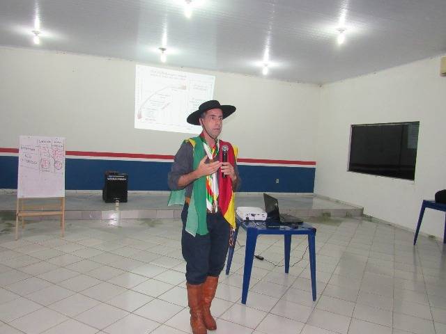 Consultor empresarial leciona aula de Gestão “pilchado” em Colorado para passar conceitos de cultura gaúcha