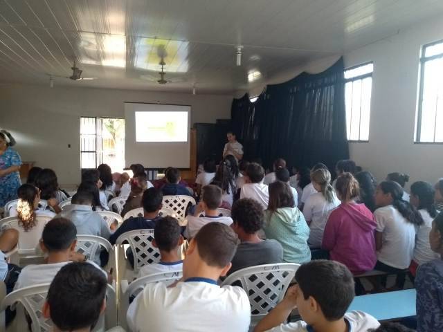 Capitã da PM, psicóloga ministra palestra sobre combate ao suicídio em escola pública de Vilhena
