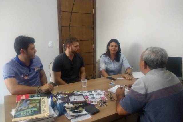 Junto com vereador e irmão candidato a vice-governador, deputada faz apelo contra fake news em Vilhena