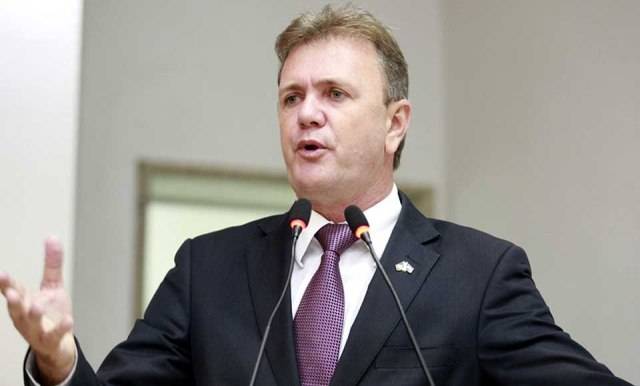 Justiça Eleitoral manda Facebook remover postagens publicadas por radialista contra deputado Luizinho Goebel