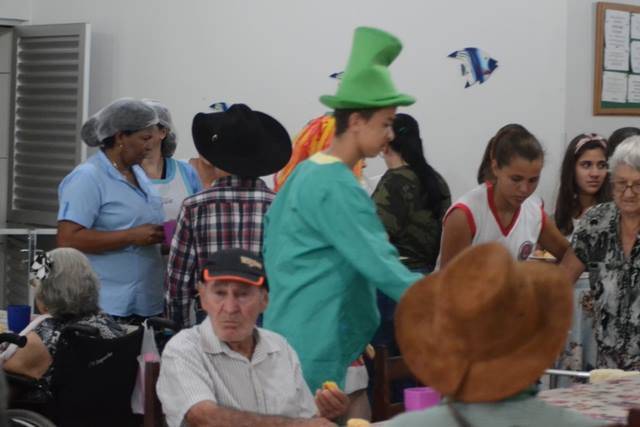 Vilhena: alunos do Colégio Tiradentes fazem visita ao Lar dos Idosos e levam música, dança, teatro e carinho