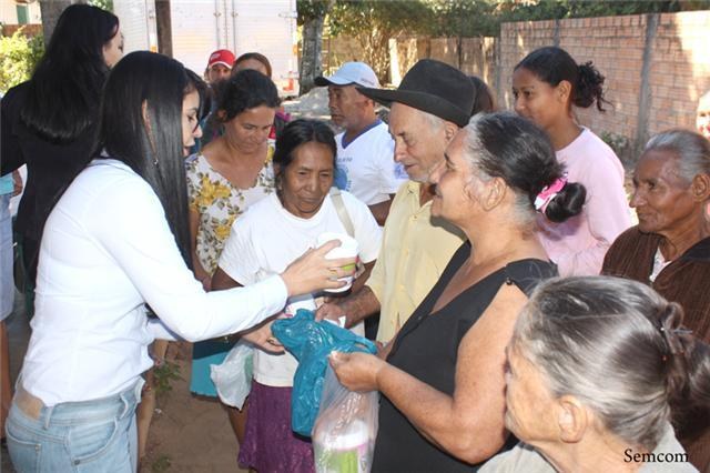 CARENTES RECEBEM NUTRIENTE EM PÓ PARA SUBSTITUIR LEITE DE SOJA