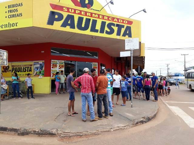 ASSISTA VÍDEO: homem que seria da polícia do Mato Grosso é baleado dentro de supermercado em Cerejeiras