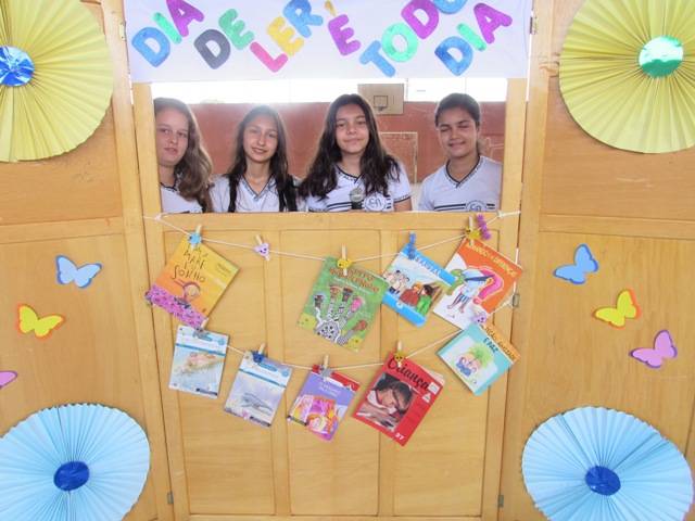 Usando livros e revistas, projeto incentiva alunos à prática da leitura em escola pública de Cerejeiras