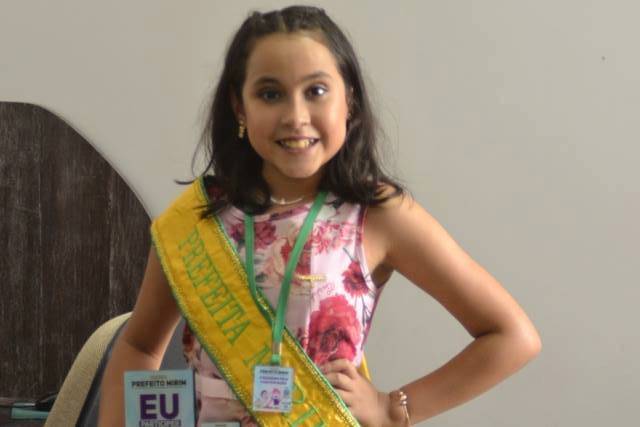 Empossada, prefeita-mirim de Vilhena visita redação da FOLHA DO SUL e apresenta secretariado; mulheres são maioria
