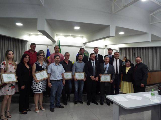 Moção de Aplauso: vereadora homenageia dentistas que atuaram no serviço municipal em Vilhena