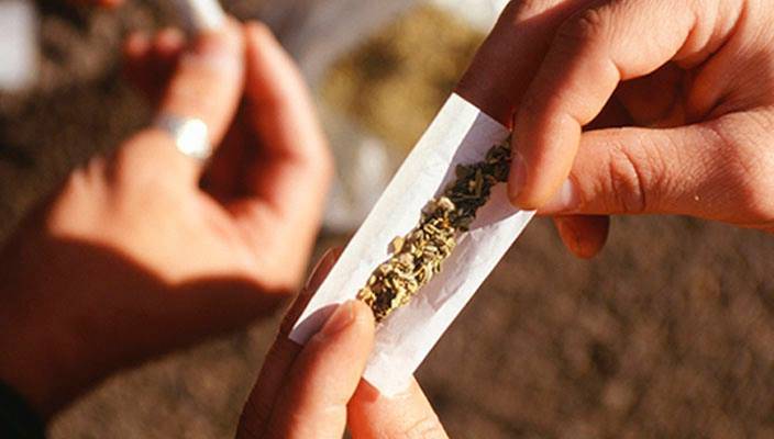 Usando a droga junto com adolescentes, rapaz de 18 anos tenta engolir maconha ao ser abordado pela PM