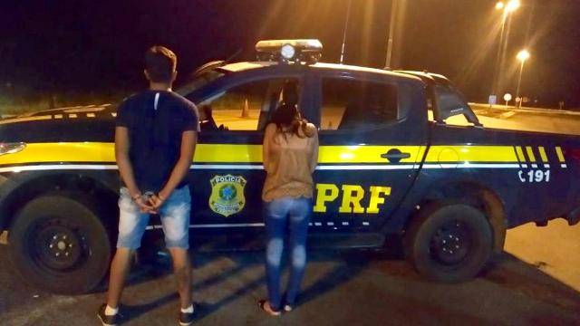 Após denúncia anônima, casal vindo em ônibus de Cerejeiras para Vilhena é preso transportando 1 kg de cocaína