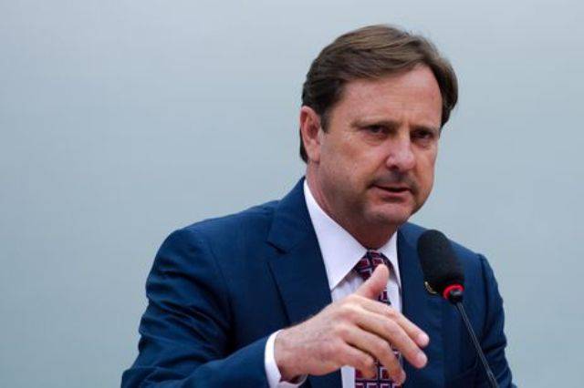 Mesmo cumprindo pena, senador rondoniense volta a exercer mandato; colegas tentam revogar prisão