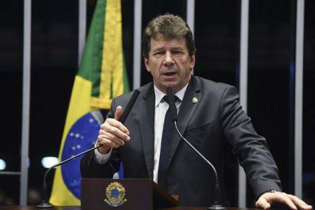 Após 120 dias de afastamento, Cassol reassume mandato cumprimentando presidente e governador eleitos