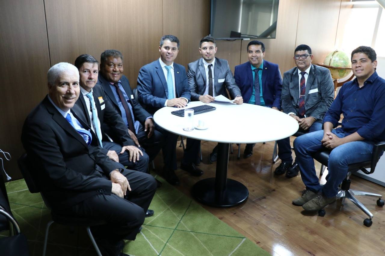 Em Brasília, prefeito solicita a senador eleito liberação de verba para creche em bairro de Cerejeiras