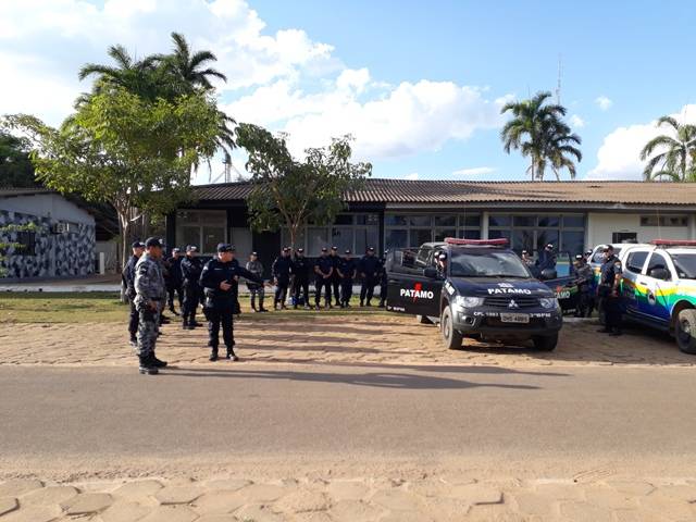 Após ataque em Ariquemes, policiais militares recolhem armas de fogo do prédio do Fórum Criminal em Vilhena