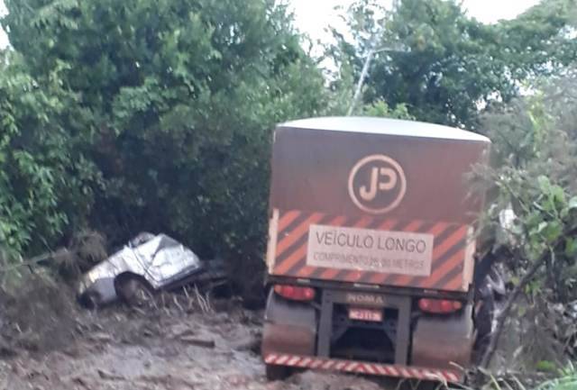 Colisão entre carreta e picape na BR 364 mata na hora homem de 78 anos e deixa outro ferido