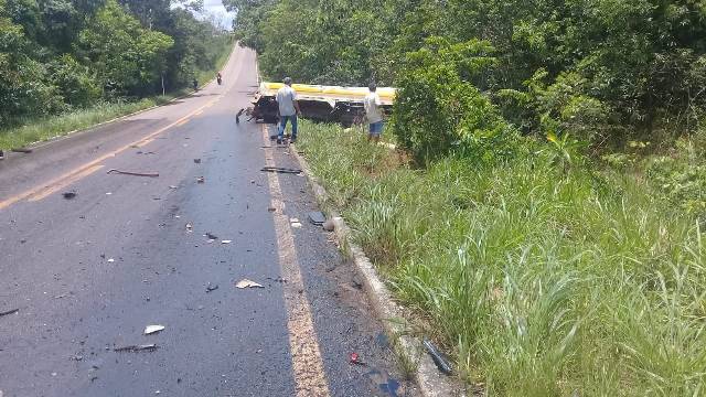 VÍDEO: caminhão carregado de diesel sai da pista entre Vilhena e Colorado e motorista é resgatado inconsciente