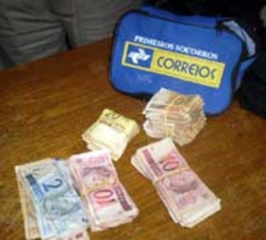 SERVIDORA EMBOLSA DINHEIRO E FAZ CONSUMIDORES PAGAREM LUZ DUAS VEZES