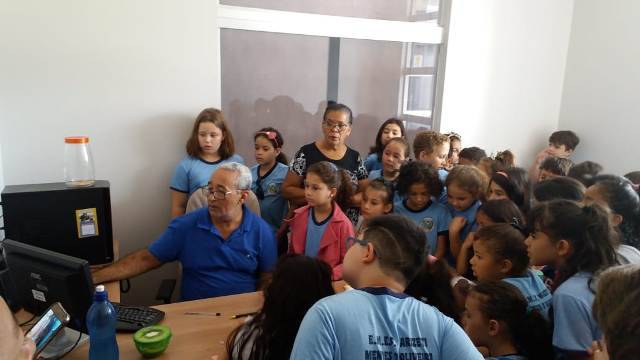 Escola vilhenense que desenvolveu projeto usando jornal traz alunos para conhecer redação da FOLHA DO SUL