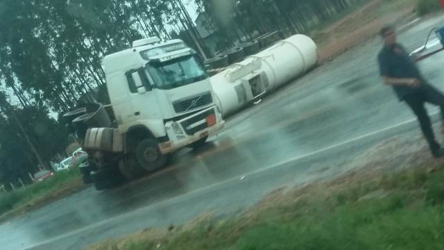 Carreta carregada com 61 mil litros de álcool tomba em Vilhena e deixa BR 364 interditada nos dois sentidos