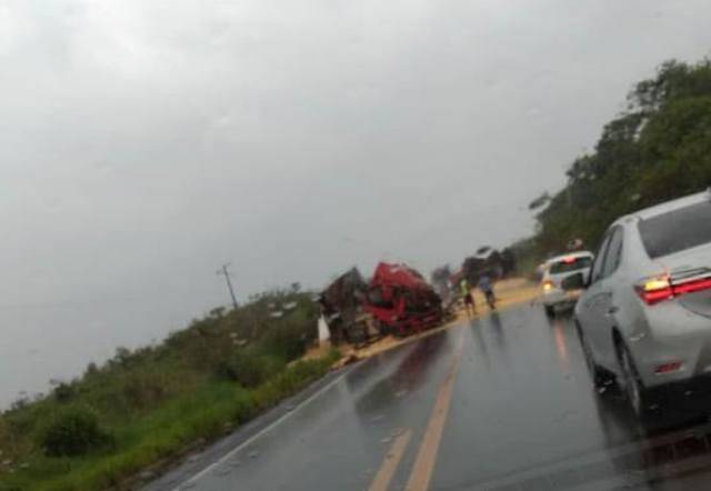 Carretas se chocam na BR 364, em Vilhena; corpo de motorista fica jogado na pista e Bombeiros são mobilizados
