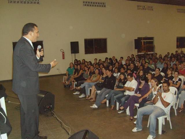 ANTONIO MATOS ATRAI 700 PESSOAS EM PALESTRA