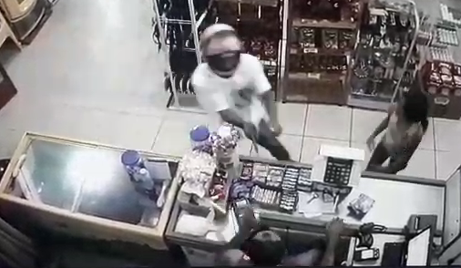 ASSISTA VÍDEO: mercadinho é assaltado em Vilhena; sob a mira de revólver, vítima “ajuda” ladrão a guardar dinheiro