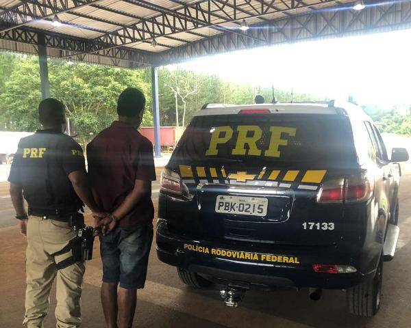 Acusado de molestar meninas de 3 e 9 anos em Comodoro é preso pela PRF vindo a pé para Vilhena