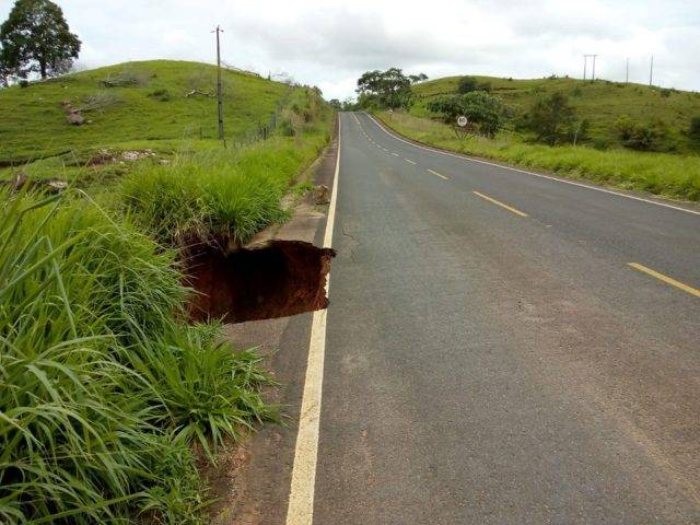 Cratera começa a se formar em rodovia do Cone Sul recém-restaurada pelo governo no início do ano