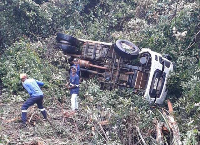 Leitor do FOLHA DO SUL ON LINE mostra caminhão da prefeitura de Chupinguaia tombado na BR 364
