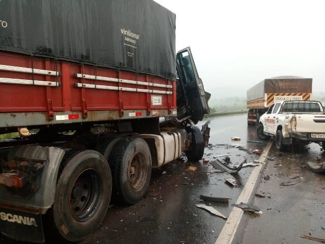 Carretas batem de frente e caminhoneiro do Mato Grosso morre na BR 364; vilhenense fica ferido, mas sobrevive
