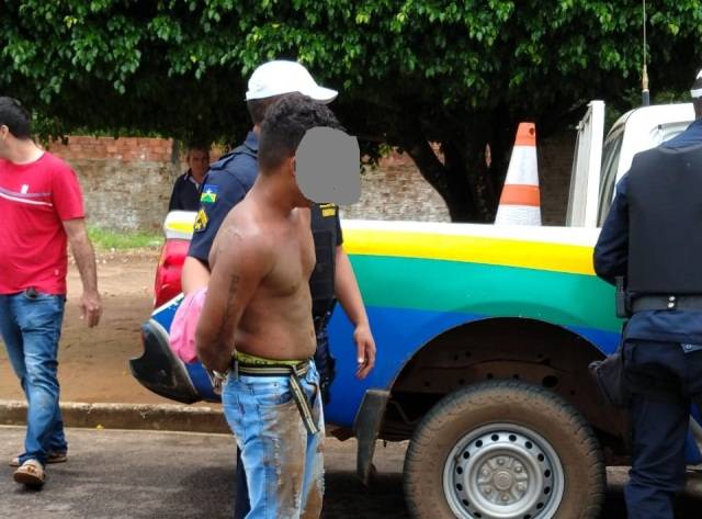 Policiais militares à paisana prendem ladrão que havia acabado de tomar bolsa de mulher no centro de Vilhena