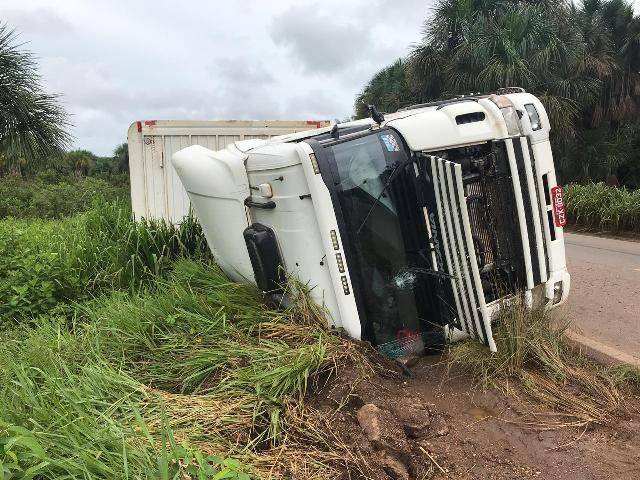 Caminhão carregado de bois que vinha para Vilhena é atingido por outro em trecho esburacado da BR 364